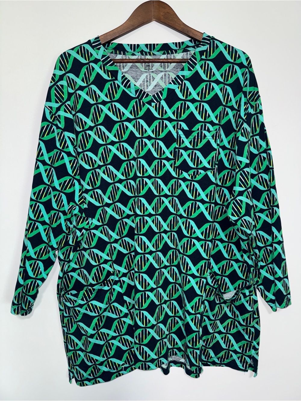 Svaha Women’s 5XL double helix print top with front pockets Green and Blue